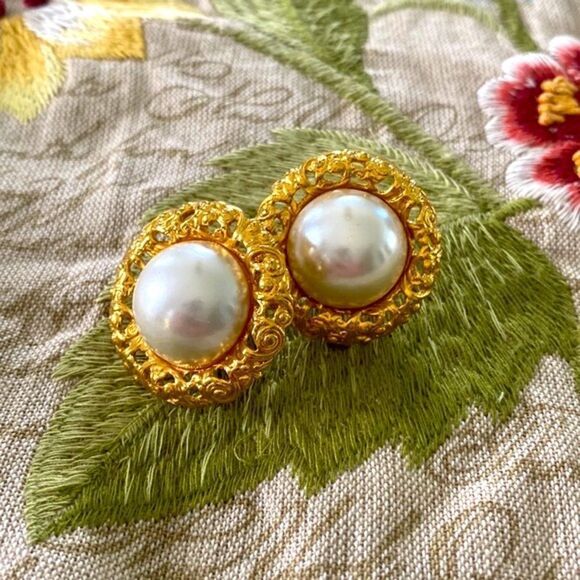 Napier Vintage Gold and Pearl Screw-on Earrrings - Picture 1 of 7